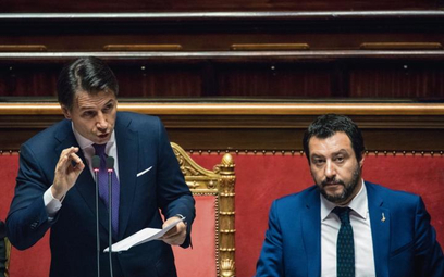 Włoski premier Giuseppe Conte (z lewej) i wicepremier Matteo Salvini mają trudne zadanie. Naród ocze