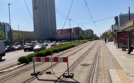 Fragment wygrodzonego torowiska tramwajowego na Marszałkowskiej