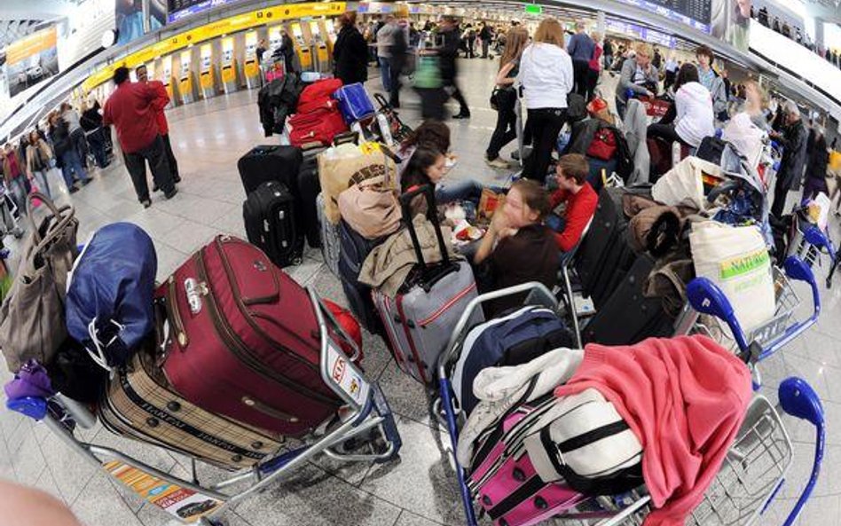 Liczenie strat spowodowanych przymusowym przedłużeniem zagranicznego pobytu ponad 10 tys. polskich t