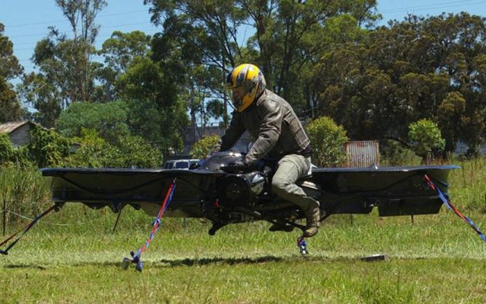 Hoverbike to spełnienie idei latającego motocykla (na zdjęciu po prawej). Na razie przechodzi pierws