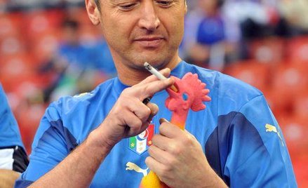 Włoski kibic "daje popalić" francuskiemu kogutowi