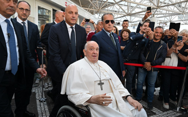 Papież Franciszek wyszedł ze szpitala. "Jest silniejszy"