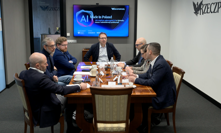 Sztuczna inteligencja przeszła już od fazy „rozpoznania bojem” i eksperymentów do etapu standaryzacj