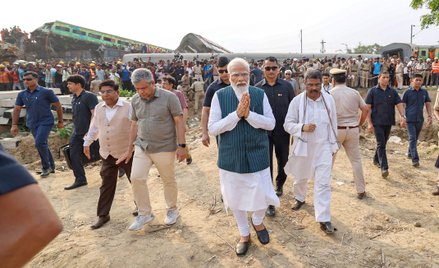 Premier Narendra Modi 3 czerwca na miejscu katastrofy niedaleko Balasore we wschodniej Orisie