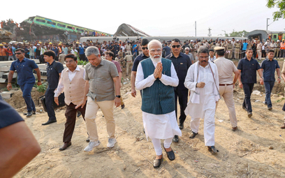 Premier Narendra Modi 3 czerwca na miejscu katastrofy niedaleko Balasore we wschodniej Orisie