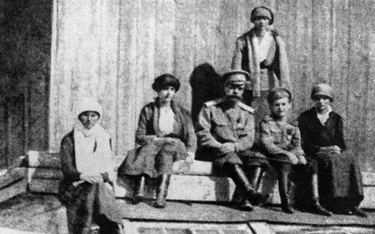 Rodzina carska w Jekaterynburgu (zdjęcie wykonane w lipcu 1918 r., kilka dni przed egzekucją)