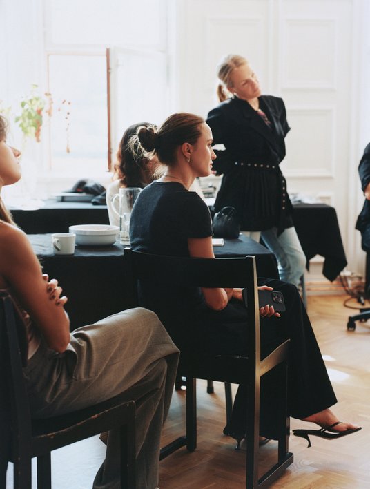 Magda Butrym podczas pracy nad kolekcją dla H&M.