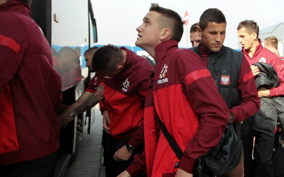 Wyjazd reprezentacji Polski z Warszawy. Oby to nie był autobus z napisem: „Koniec wyścigu”