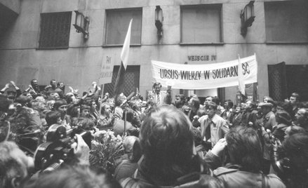 24.10.1980, wstępna rejestracja NSZZ "Solidarność". Manifestacja przed budynkiem sądu na Świerczewsk