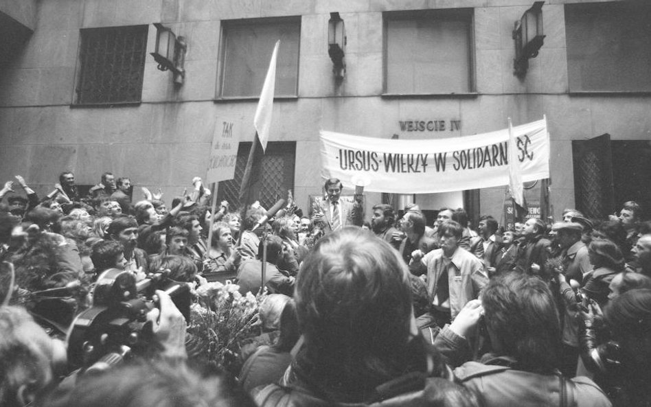 24.10.1980, wstępna rejestracja NSZZ "Solidarność". Manifestacja przed budynkiem sądu na Świerczewsk