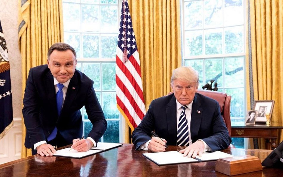 Zdjęcie prezydentów Donalda Trumpa i Andrzeja Dudy stało się symbolem polityki podporządkowania Pols