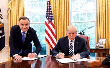 Zdjęcie prezydentów Donalda Trumpa i Andrzeja Dudy stało się symbolem polityki podporządkowania Pols