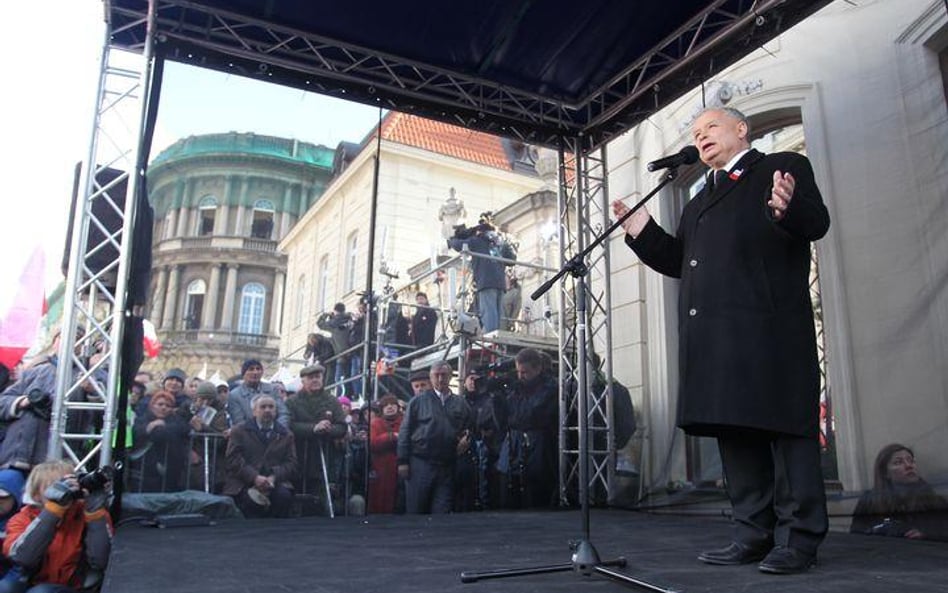 Jarosław Kaczyński przed Pałacem Prezydenckim