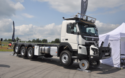 Ciężarowe Volvo przystosowane przez starachowicką firmę Star San Duo do jazdy po torach