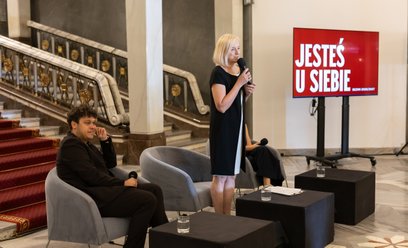 Konferencja Narodowego Starego Teatru. Przy mikrofonie dyrektorka naczelna Dorota Ignatjew