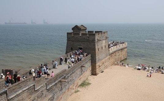 Shanhaiguan, końcowy odcinek Wielkiego Muru nad Zatoką Pohaj. Jedna z atrakcji miasta Qinhuangdao, k