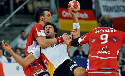 Polska obrona grała niemal perfekcyjnie. Michał Jurecki (z lewej) i Artur Siódmiak zatrzymują Michae