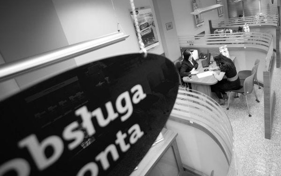 W drugiej połowie ubiegłego roku banki nie podnosiły już prowizji i opłat związanych z usługami rozl