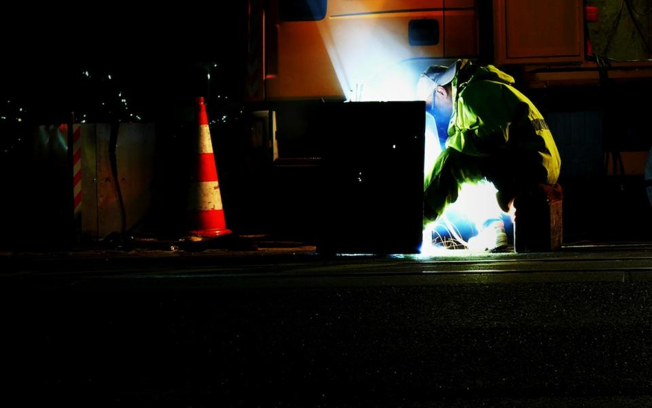 Praca w nocy: jak ustalić godziny nocnej pracy w zakładzie i jak je wynagradzać