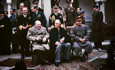 Konferencja w Jałcie, luty 1945 r. W pałacowym patio w Liwadii od lewej siedzi tzw. Wielka Trójka: W