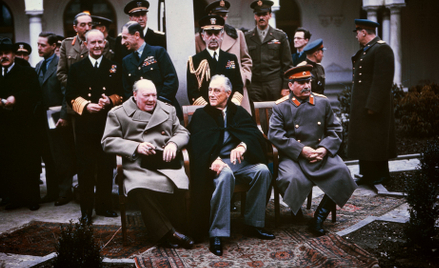 Konferencja w Jałcie, luty 1945 r. W pałacowym patio w Liwadii od lewej siedzi tzw. Wielka Trójka: W