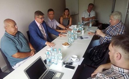 W pierwszym przewodniczącym zespołu został Andreo Grzębowski (w niebieskiej marynarce)