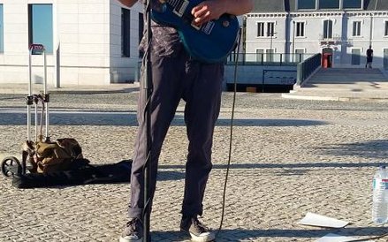 Na bulwarze wzdłuż Tagu, ciągnącym się w stronę Belem, na gitarze przygrywa polski grajek.