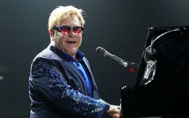 Po latach Elton John z dystansem patrzy na swój estradowy image