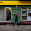 Austriacki Raiffeisen Bank International szuka nabywców na Raiffeisen Bank Polska – podały agencje R