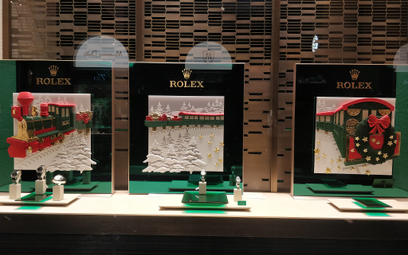 Świątecznie udekorowany butik Roleksa w Helsinkach.