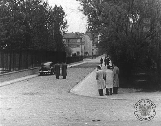 Miejsce uprowadzenia Bohdana Piaseckiego, wizja lokalna. Kadr z filmu „Mordercy nie zostali ujęci” z