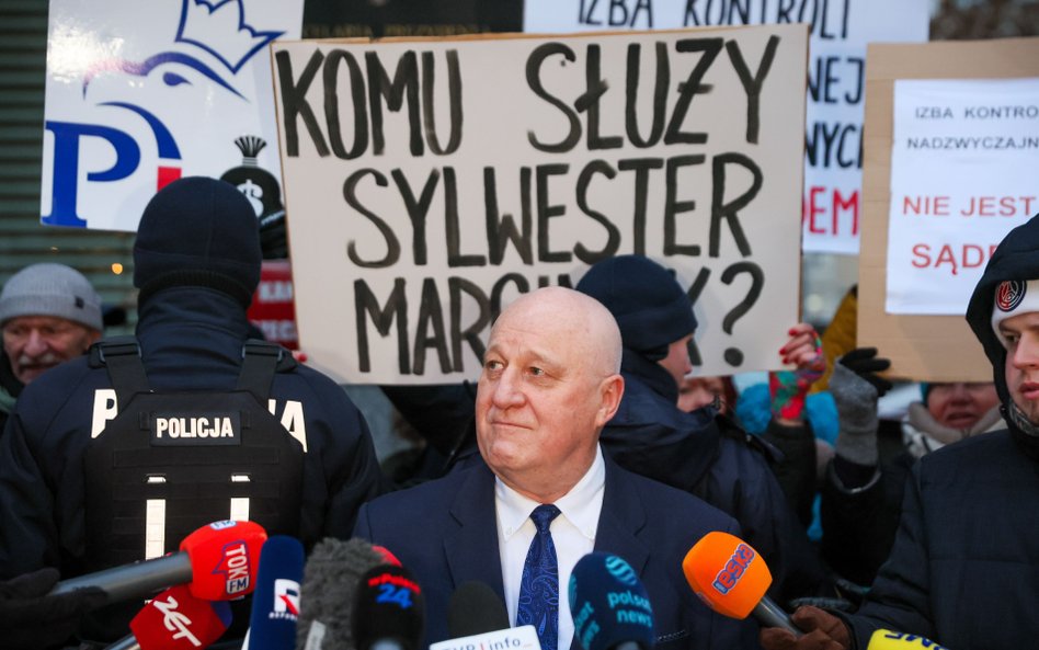 Przewodniczący Sylwester Marciniak ogłasza decyzję PKW