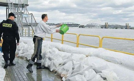 W Tczewie Wisła osiągnęła rekordowy stan – 10 metrów 41 cm. Strażacy ustawili na brzegu specjalny rę