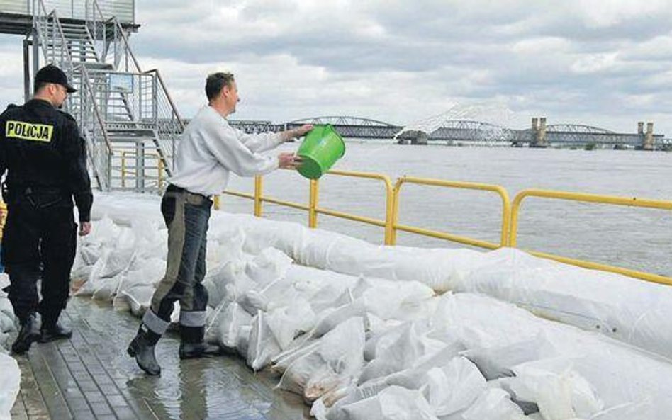 W Tczewie Wisła osiągnęła rekordowy stan – 10 metrów 41 cm. Strażacy ustawili na brzegu specjalny rę