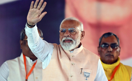 Indyjski premier Narendra Modi (w środku) mocno się zaangażował w kampanię wyborczą swojej partii BJ