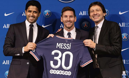 Leo Messi w towarzystwie szefa PSG Nassera Al-Khelaifi (z lewej) i dyrektora sportowego klubu, Brazy