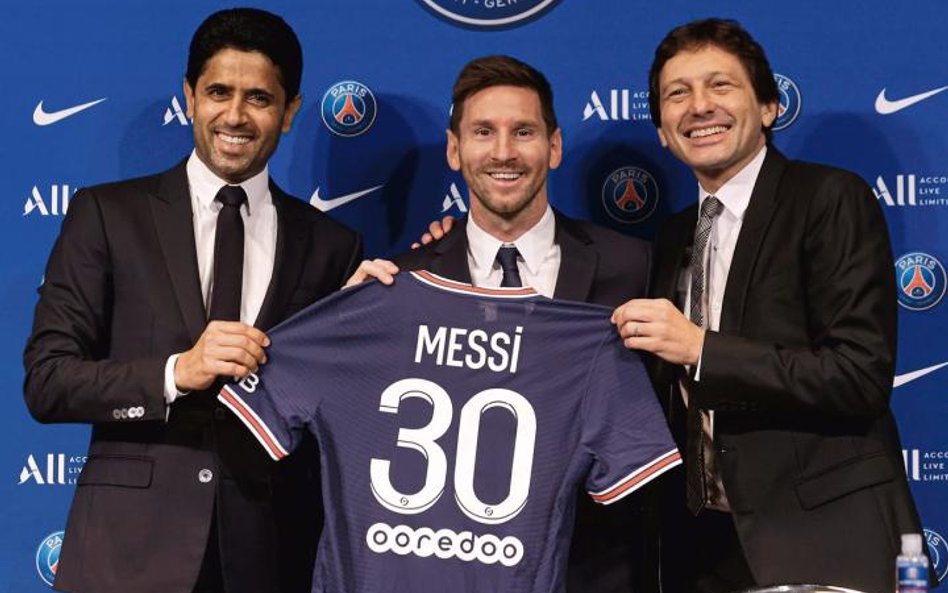 Leo Messi w towarzystwie szefa PSG Nassera Al-Khelaifi (z lewej) i dyrektora sportowego klubu, Brazy