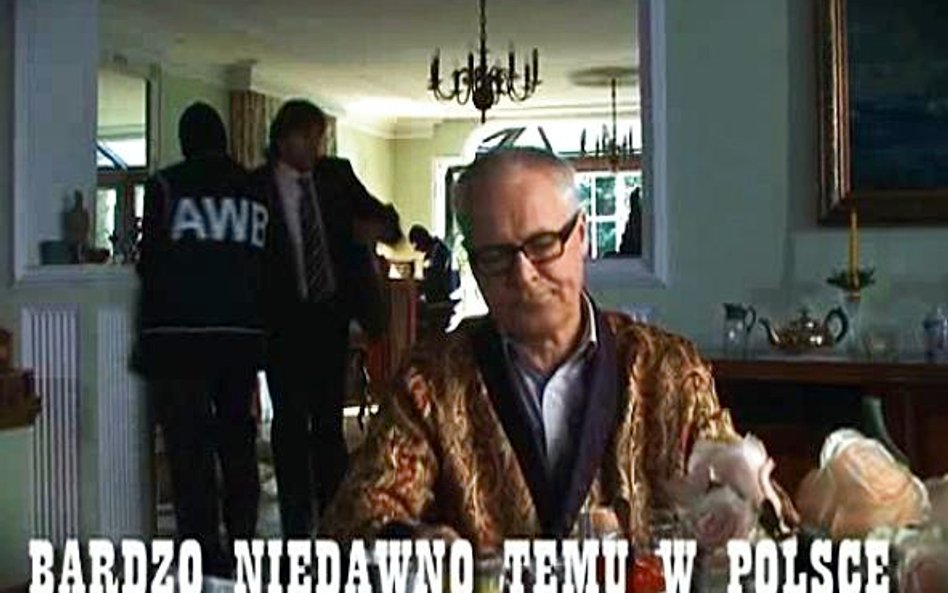 W spocie PO funkcjonariusze specsłuźb przeszukują mieszkanie biznesmena