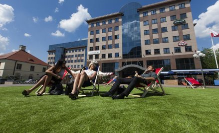 Relaks między biurowcami