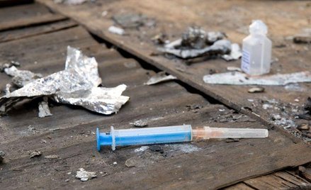 Młodzież w wakacje eksperymentuje z narkotykami