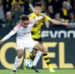 Borussia Dortmund – RB Lipsk. O piłkę walczą Yussuf Poulsen (RB, z lewej) oraz Julian Weigl.