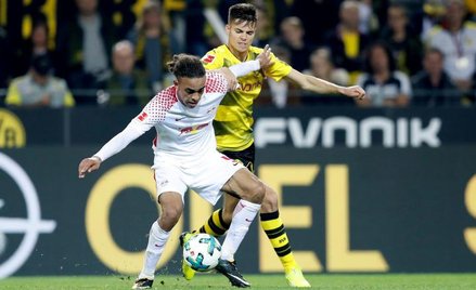 Borussia Dortmund – RB Lipsk. O piłkę walczą Yussuf Poulsen (RB, z lewej) oraz Julian Weigl.