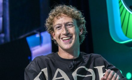 Mark Zuckerberg w koszulce z napisem „Pathei mathos” (gr. nauka poprzez cierpienie). Autorem sentenc