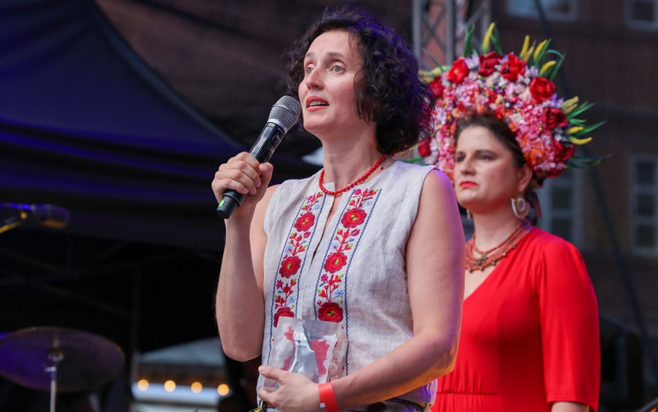 Elwira Niewiera (z mikrofonem) na uroczystości z okazji Dnia Niepodległości Ukrainy na pl. Zamkowym 