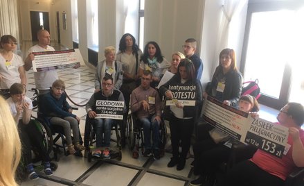 W Sejmie protestują opiekunowie niepełnosprawnych