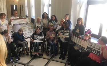 W Sejmie protestują opiekunowie niepełnosprawnych