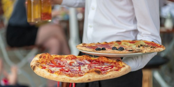 Badania: pizza daniem narodowym Polaków. Cena nadal decyduje o wyborze lokalu