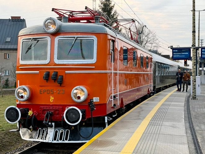 Na czele składu stanie legendarna lokomotywa elektryczna EP05-023, znana miłośnikom kolei jako Czesi