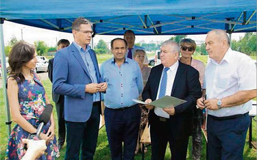 Marszałek Adam Jarubas (drugi od lewej) podpisał z burmistrzem Ożarowa Marcinem Majcherem (drugi od 