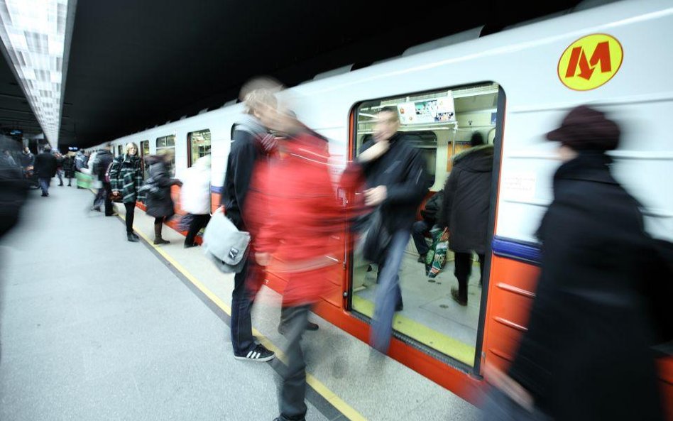 Wypadek w metrze: mężczyzna został potrącony przez pociąg